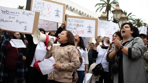 Maroc : les femmes espèrent venir à bout de “l’injustice juridique, des discriminations et des violences” avec la réforme du Code de la famille