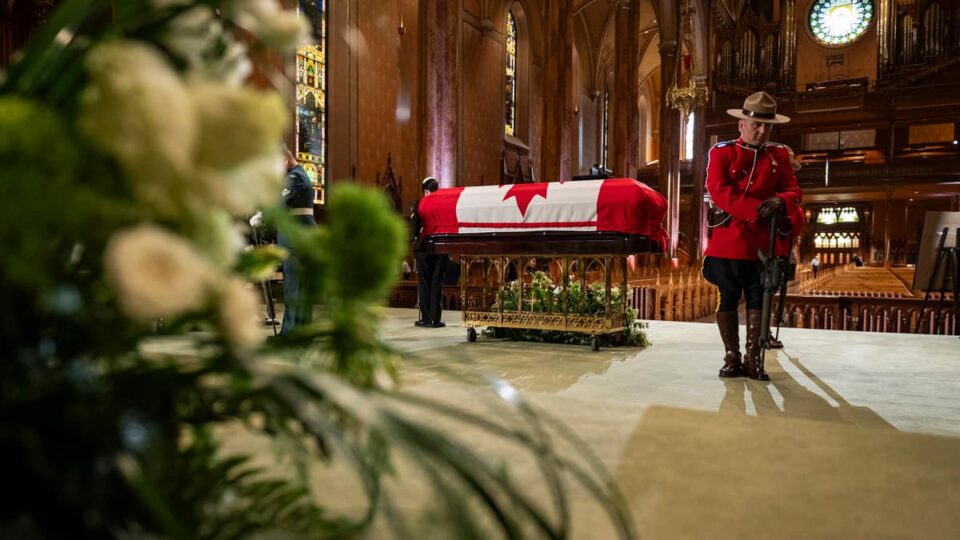 «C’est le premier ministre de la classe ouvrière» : deuxième journée de Chapelle ardente pour Brian Mulroney à Montréal