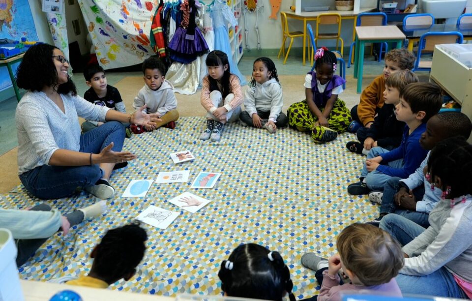 Des câlins, des bisous (oui mais pas sans consentement) : On a assisté à un « cours d’empathie » à l’école maternelle